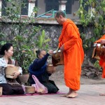 Luang Prabang, l’offrande traditionnelle du matin