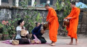 Luang Prabang, l’offrande traditionnelle du matin