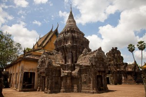 Temples contemporain et du 9eme siècle assemblés au Vat Nokor 