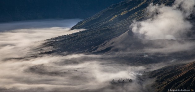 Temple hindou au pied du volcan