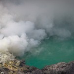 Ijen : un plateau et un volcan en vert et jaune