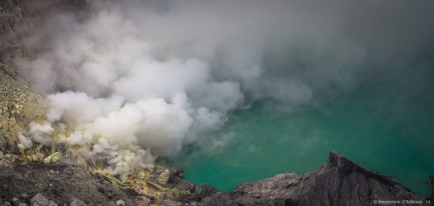 Cratère du Kawah Ijen, eau turquoise et soufre